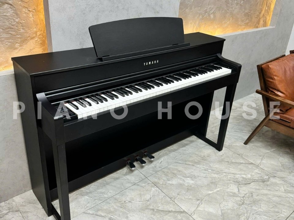 Mặt trước YAMAHA CLP-545 B với bàn phím gỗ tự nhiên