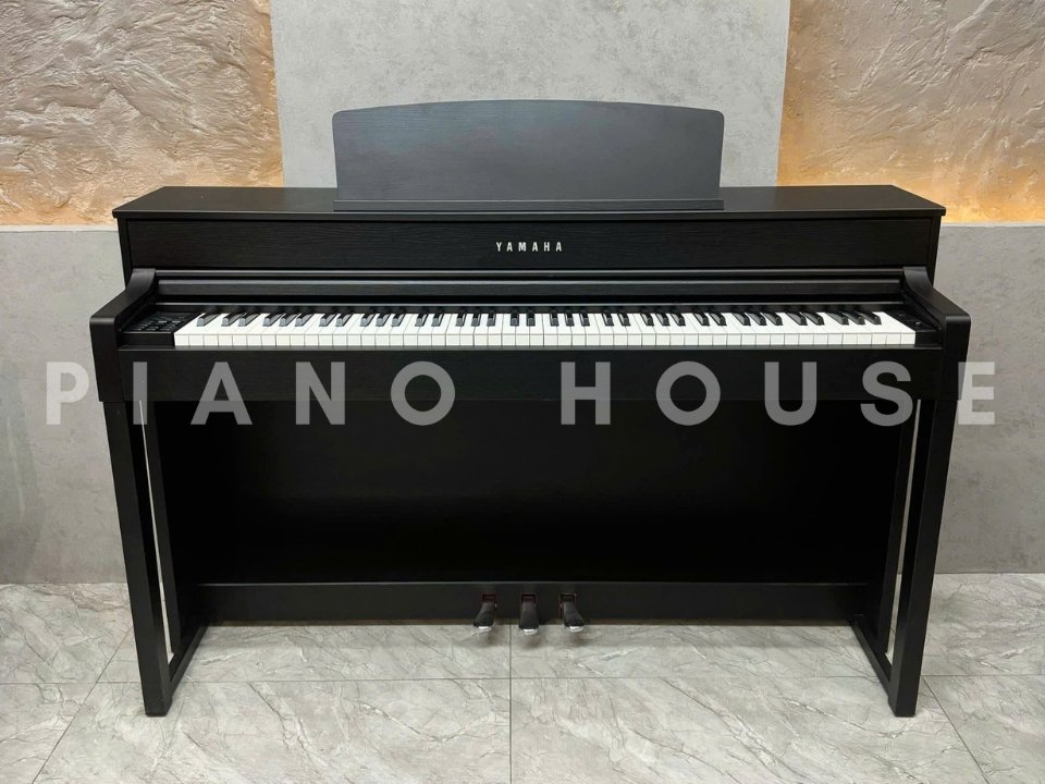 Góc nghiêng YAMAHA CLP-545 B thể hiện đường nét tinh tế