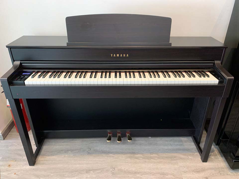 Đàn piano điện YAMAHA CLP-575 R với thiết kế cabinet sang trọng màu gỗ đỏ