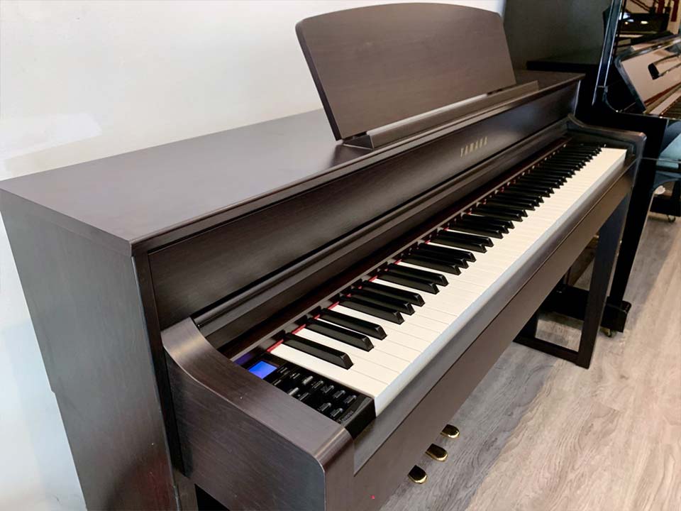 Gần cảnh bàn phím đàn piano điện YAMAHA CLP-575 R với phím mô phỏng ngà voi