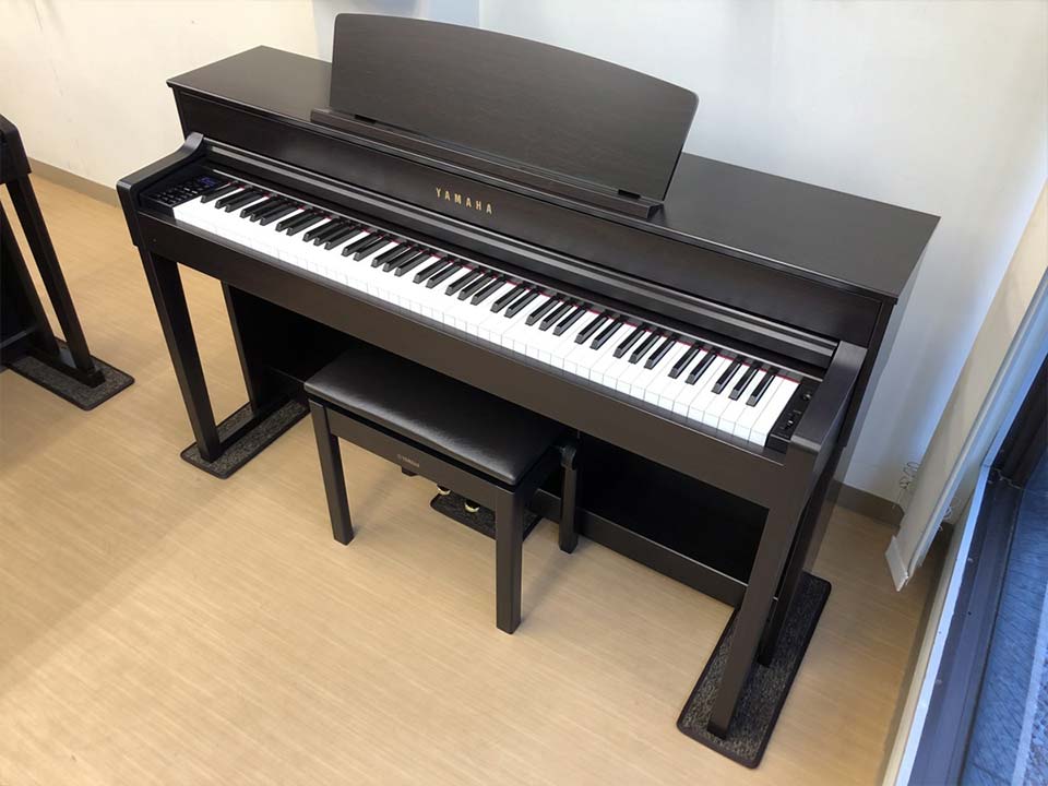 Toàn cảnh đàn piano điện YAMAHA CLP-575 R trong không gian phòng khách