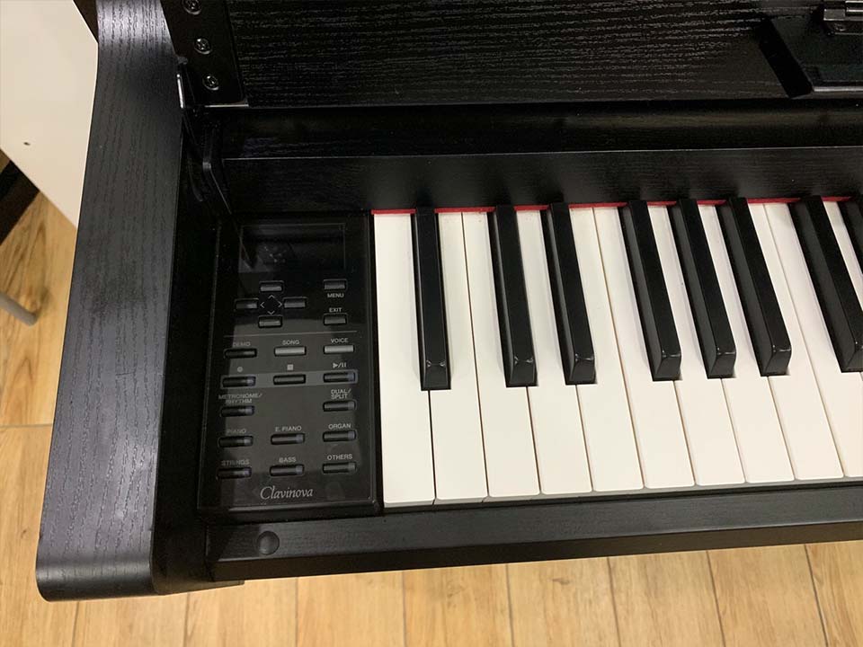 Toàn cảnh đàn YAMAHA CLP-585 B trong không gian phòng khách hiện đại