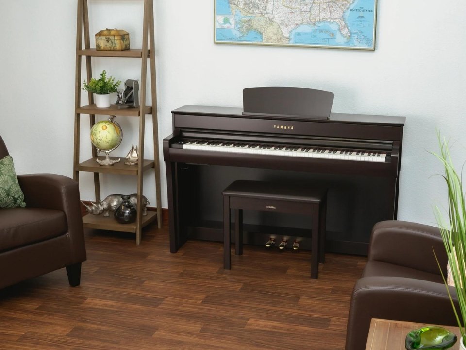 Bảng điều khiển tối giản và loa trên đàn piano điện YAMAHA CLP-735 R