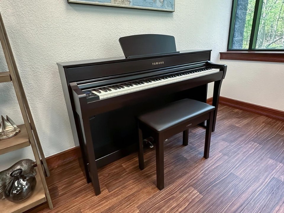 Thiết kế tổng thể sang trọng của đàn piano điện YAMAHA CLP-735 R màu Rosewood