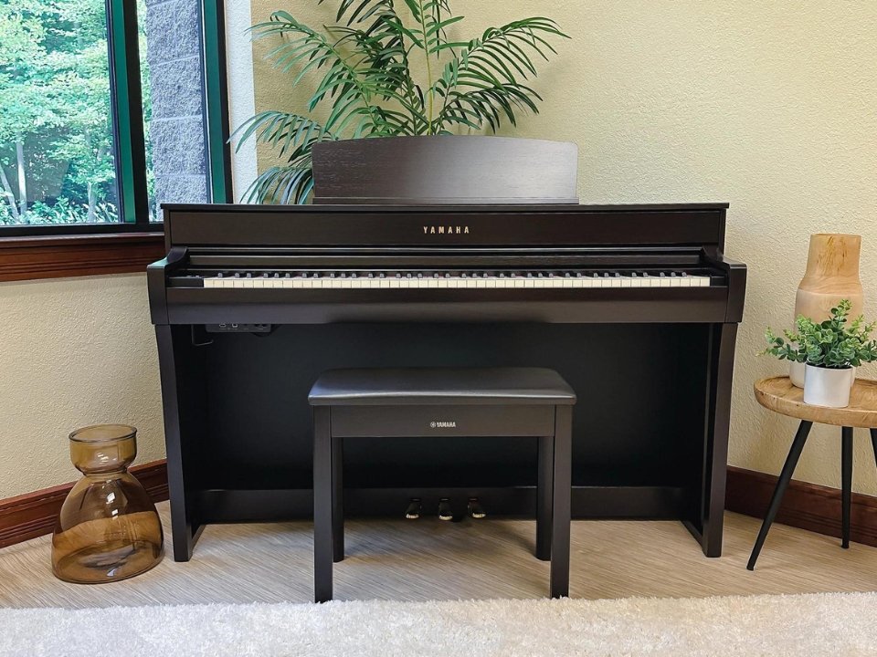Góc nhìn cận cảnh YAMAHA CLP-745 R