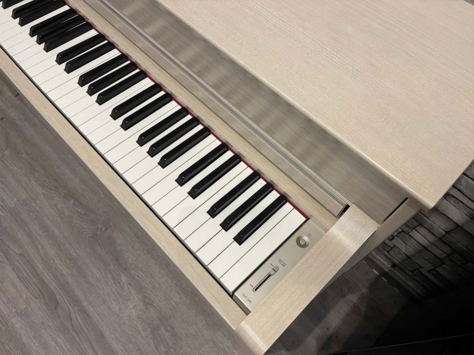 Góc nhìn tổng thể đàn piano điện YAMAHA CLP-545 WA trong không gian phòng khách