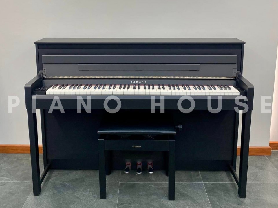 Đàn piano điện YAMAHA CLP-585 B với thiết kế sang trọng màu đen, bàn phím 88 phím gỗ tự nhiên
