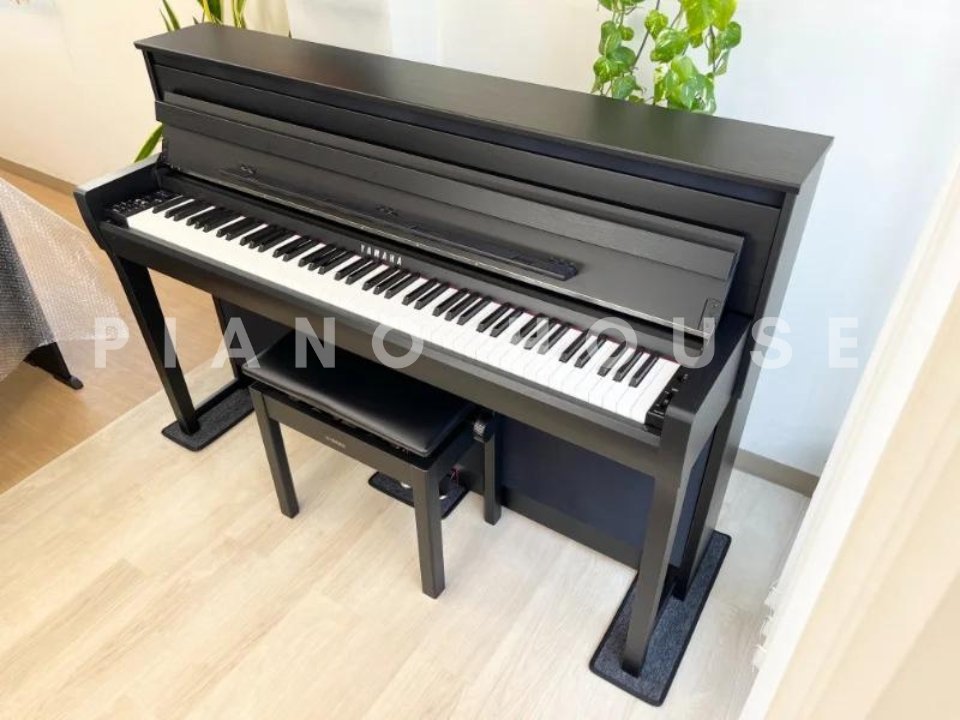 Toàn cảnh đàn piano điện YAMAHA CLP-685 B màu đen với nắp mở