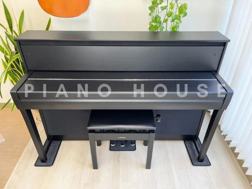 Cận cảnh bàn phím GrandTouch và bàn đạp giảm chấn GP trên YAMAHA CLP-685 B
