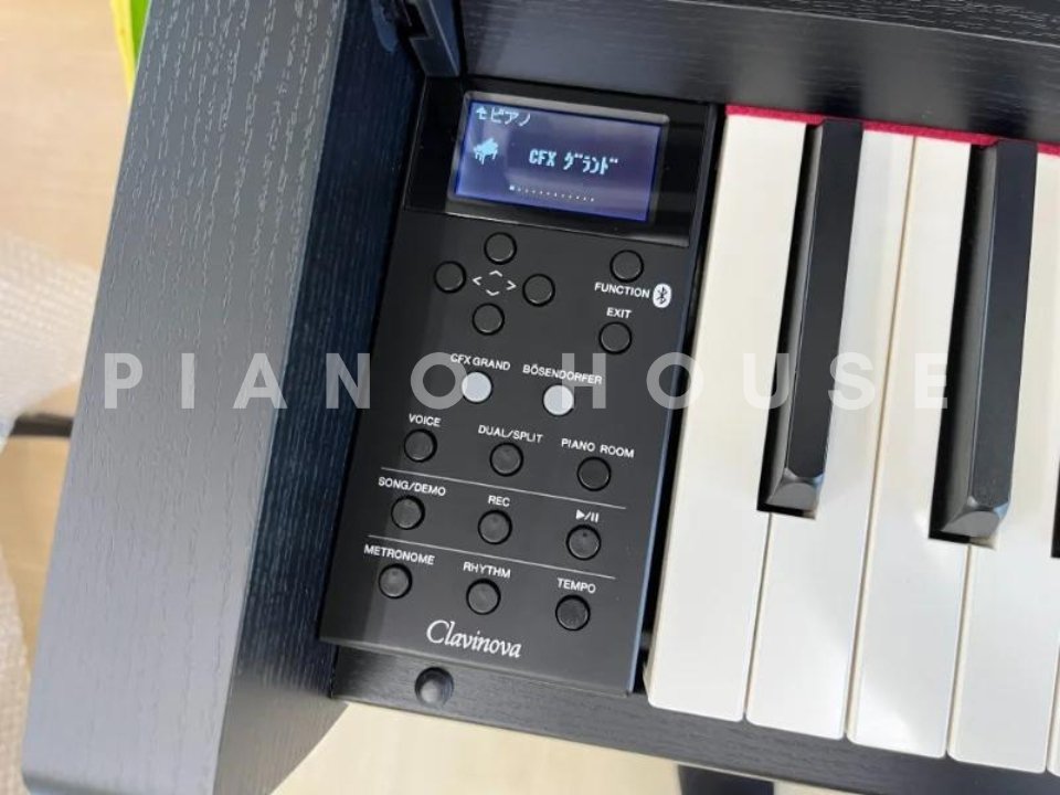 Góc nghiêng đàn piano điện YAMAHA CLP-685 B thể hiện đường nét tủ đàn