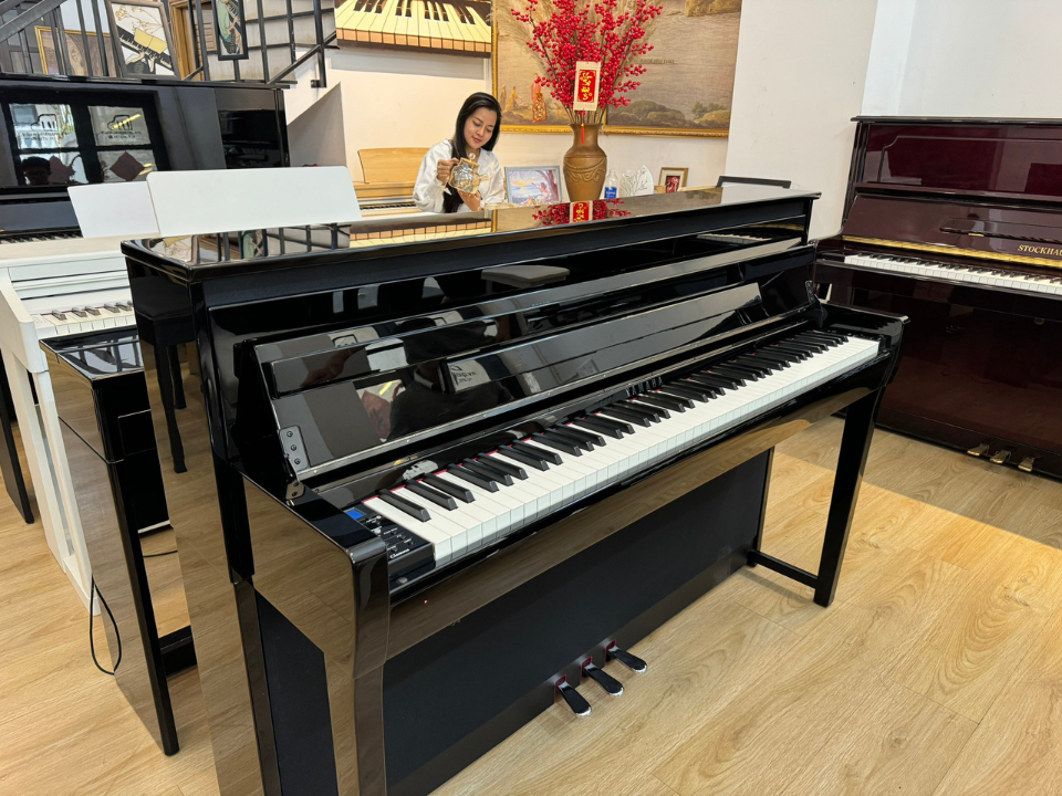 Cận cảnh bàn phím GrandTouch và giá nhạc trên YAMAHA CLP-685 PE