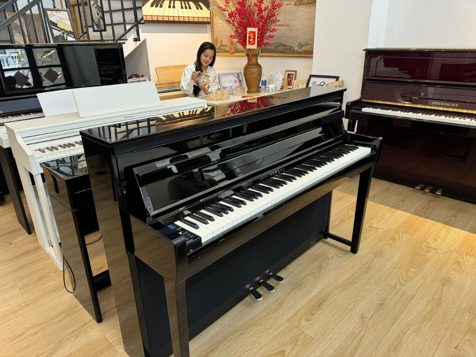 Góc nhìn nghiêng thể hiện độ sâu tủ đàn và hệ thống loa của YAMAHA CLP-685 PE
