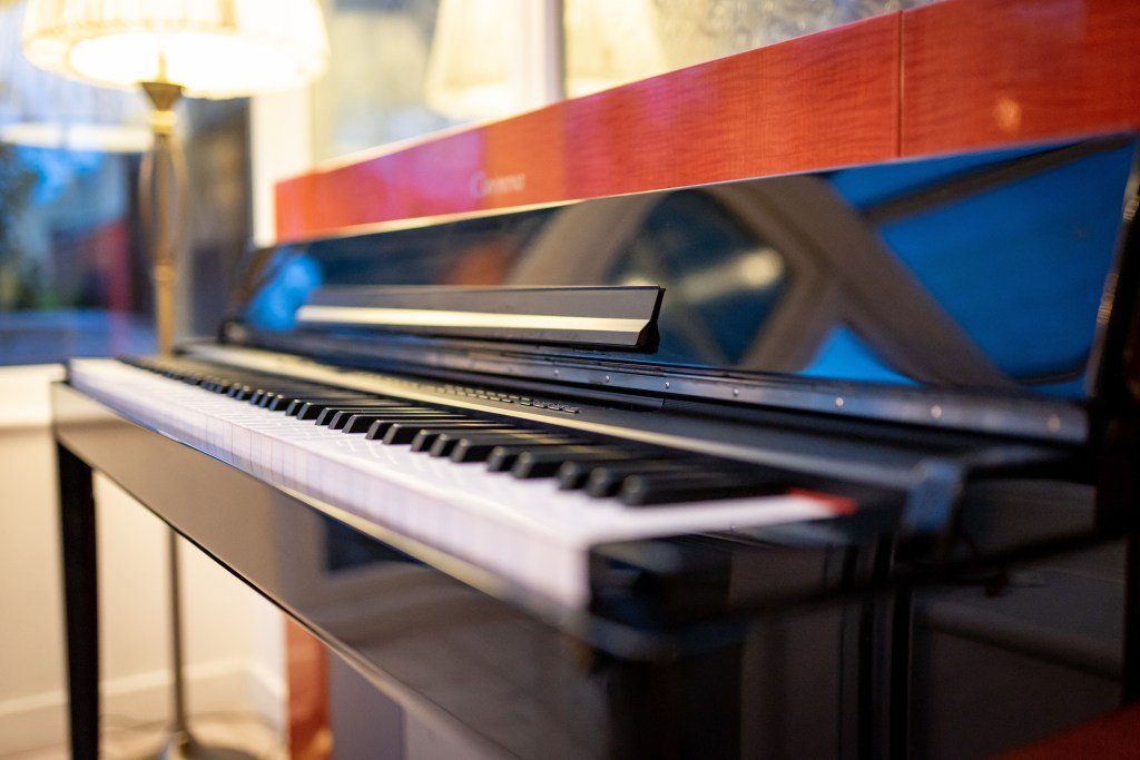 Thiết kế tổng thể của đàn piano YAMAHA CLP F01 Red trong không gian nội thất