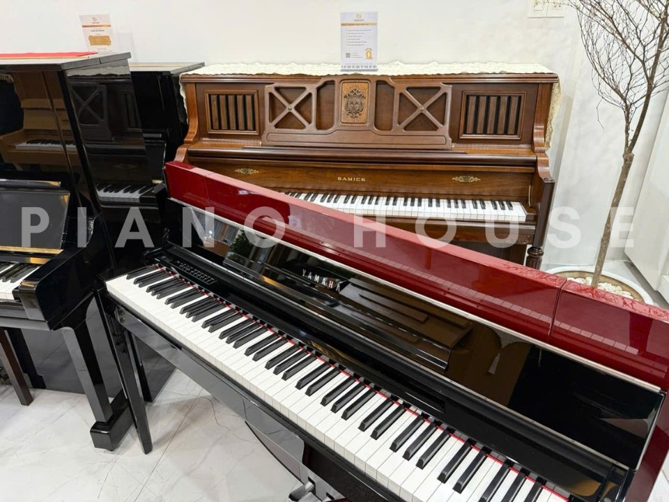 Cận cảnh hệ phím gỗ và bàn đạp của YAMAHA CLP F01 Red