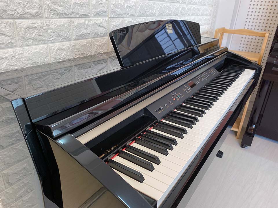 Đàn piano điện YAMAHA CLP-240 PE với thiết kế Polished Ebony sang trọng
