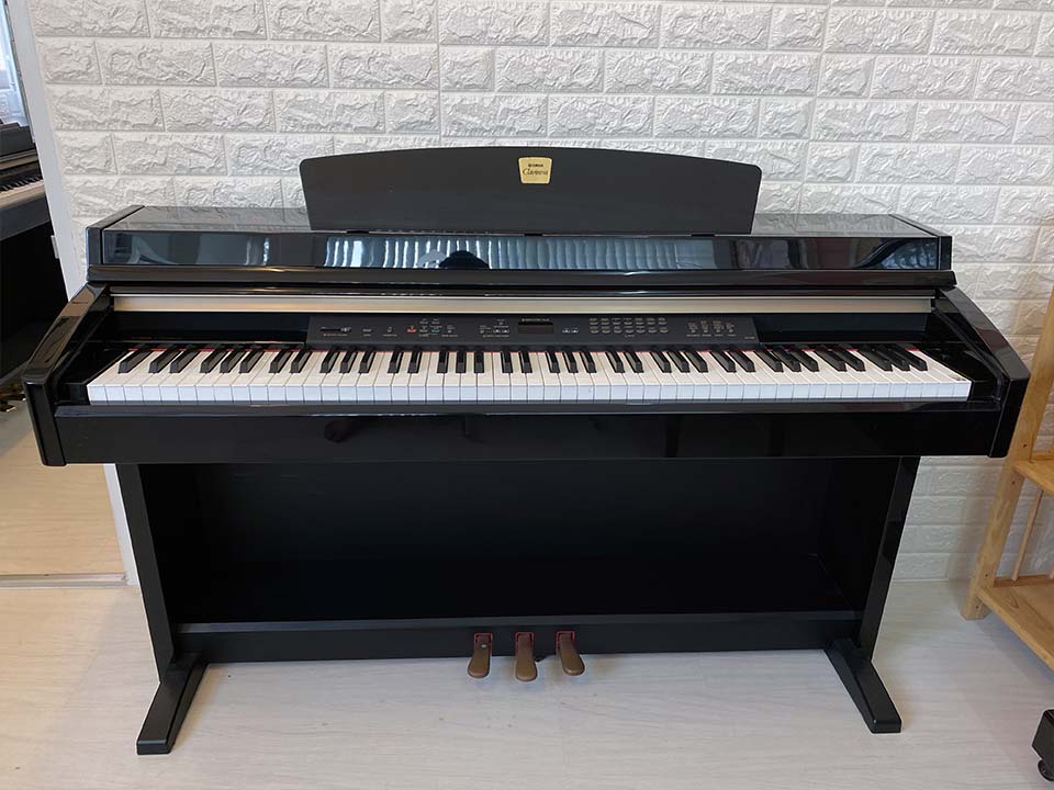 Góc nhìn toàn cảnh đàn piano điện YAMAHA CLP-240 PE trong không gian phòng khách