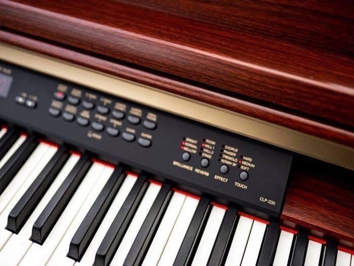 Chi tiết pedal và chân đế của đàn piano YAMAHA CLP-230 M