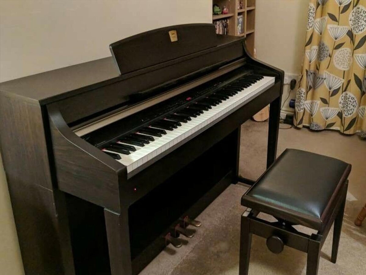 Toàn cảnh đàn piano điện YAMAHA CLP-370 R với thiết kế vân gỗ sang trọng