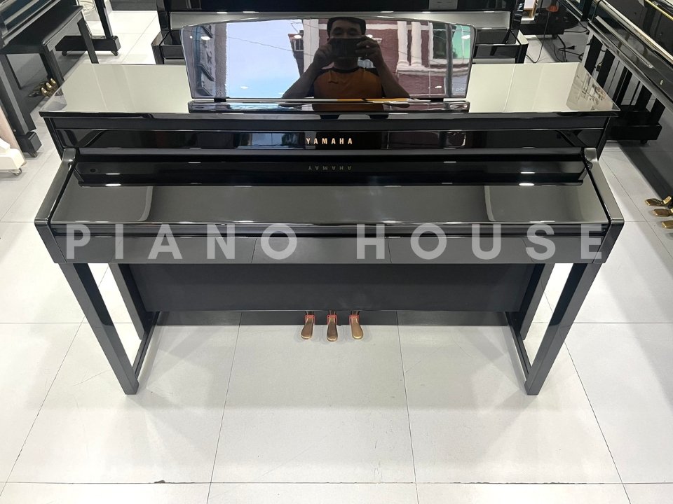 Toàn cảnh thiết kế sang trọng của đàn piano điện YAMAHA CLP-480 PE màu đen bóng