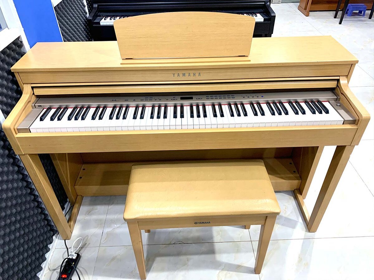 Góc chụp cận cảnh bàn phím và pedal của đàn YAMAHA CLP-430 C