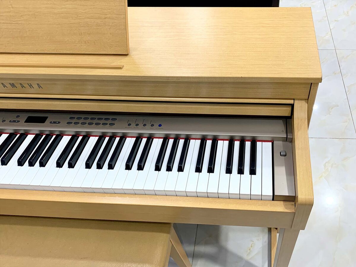 Góc chụp toàn cảnh đàn YAMAHA CLP-430 C từ phía sau, thể hiện kết nối và cổng vào ra