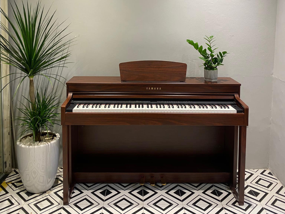 Tổng thể đàn piano điện YAMAHA CLP-430 M màu gỗ
