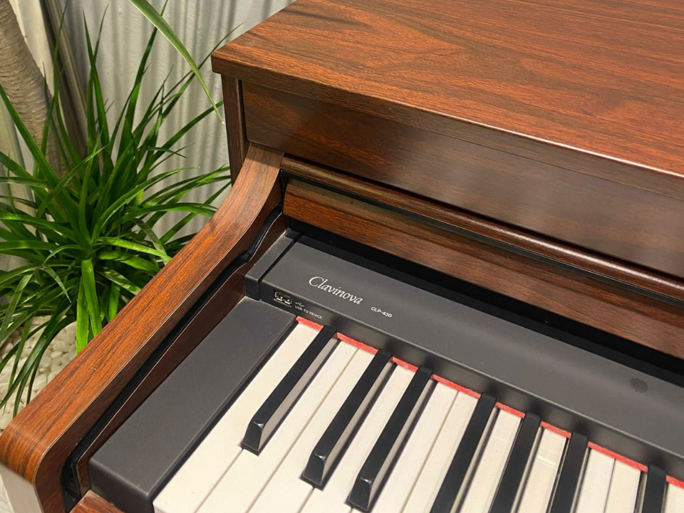Mặt trước đàn piano điện YAMAHA CLP-430 M với bảng điều khiển