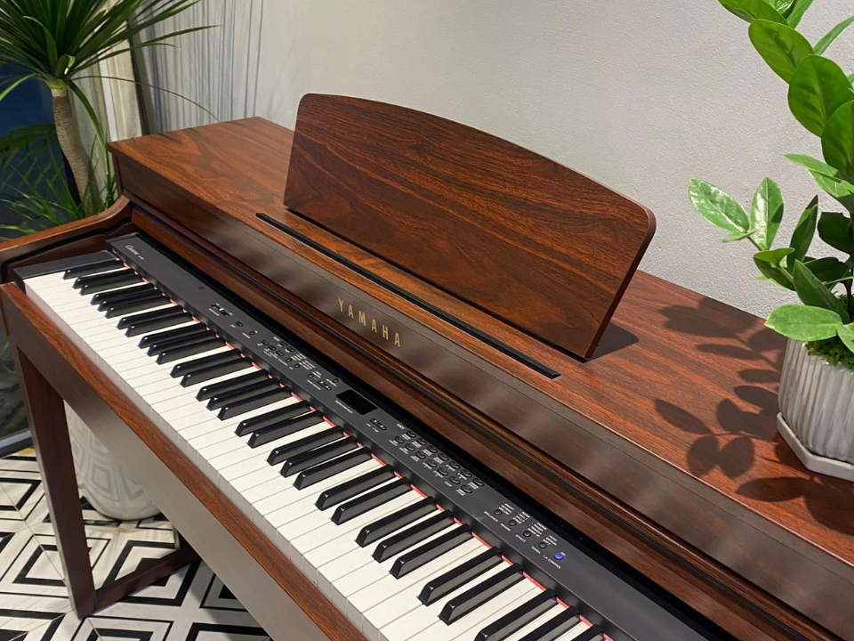 Góc nghiêng đàn piano điện YAMAHA CLP-430 M hiển thị bàn phím
