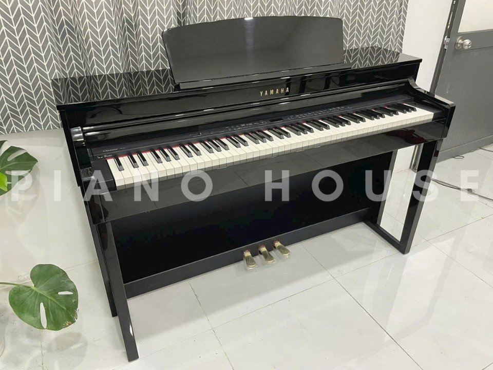 Tổng quan thiết kế YAMAHA CLP-470 PE màu đen bóng