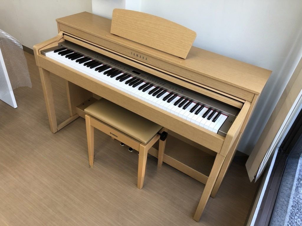 Đàn piano điện YAMAHA CLP-430 C màu đen bóng đặt trong phòng khách hiện đại