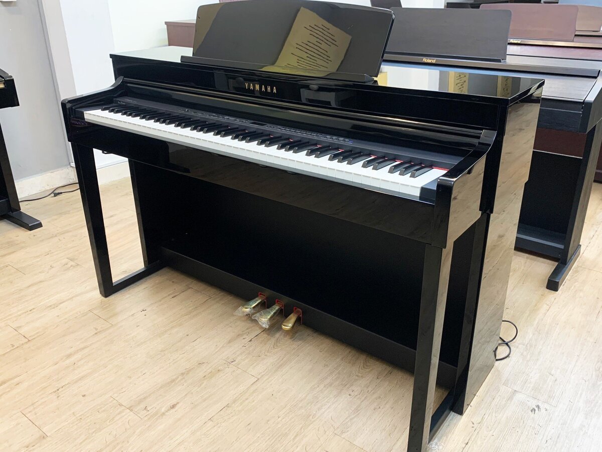 Toàn cảnh thiết kế đàn piano điện YAMAHA CLP-440 PE màu đen bóng