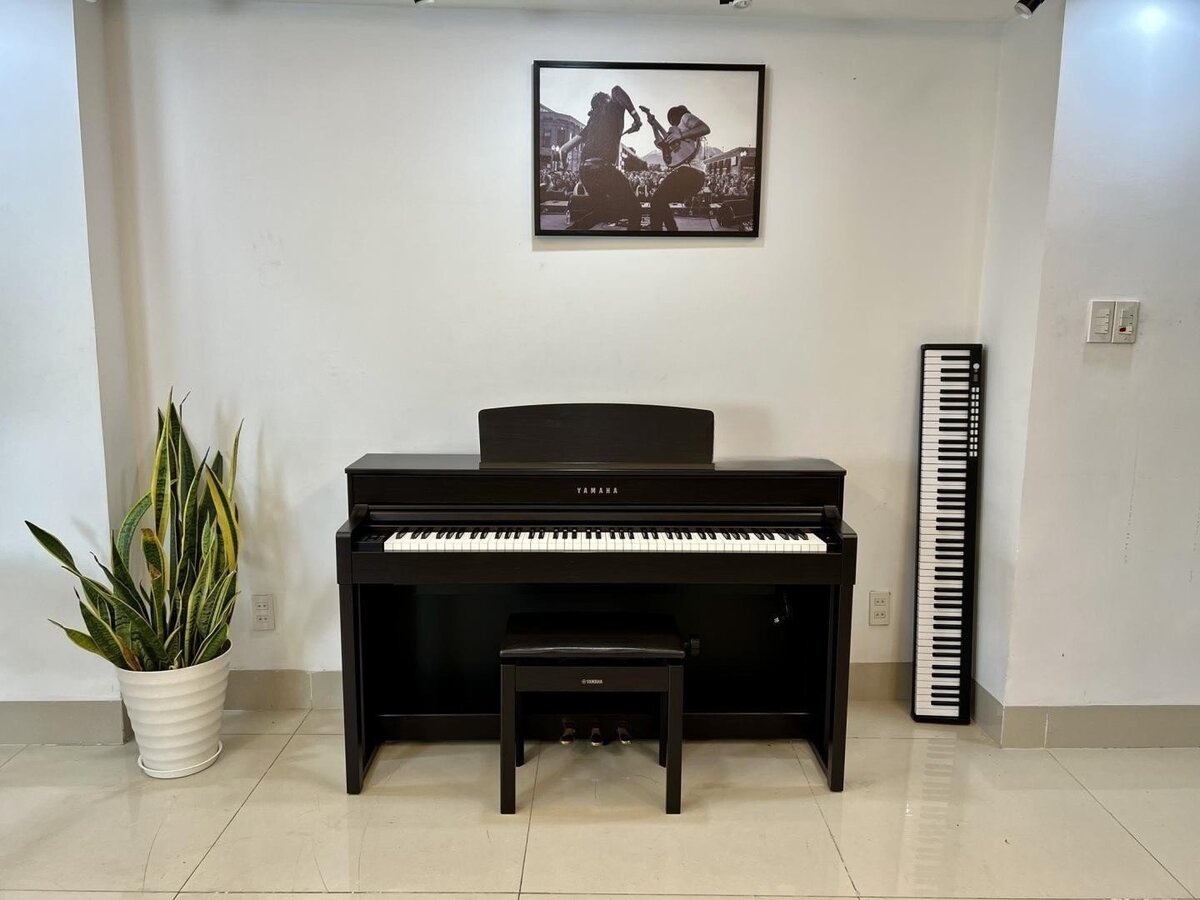 Đàn piano điện YAMAHA CLP-535 R màu đỏ sang trọng đặt trong phòng khách hiện đại
