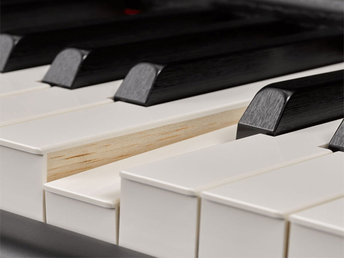 Tổng thể thiết kế sang trọng của YAMAHA CLP-645 R màu đỏ