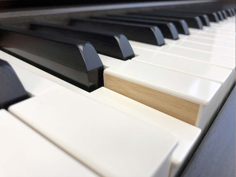 Yamaha CLP-675 DW trong không gian nội thất
