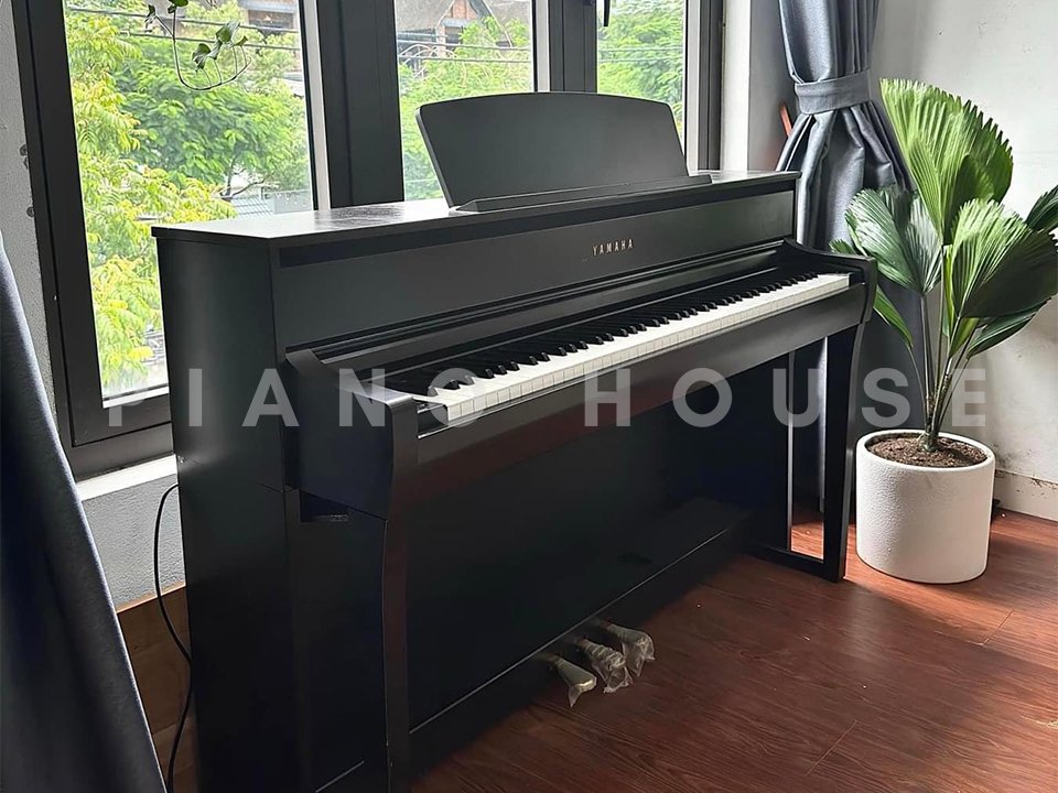 Tổng quan mặt trước đàn YAMAHA CLP-775 R màu gỗ đỏ