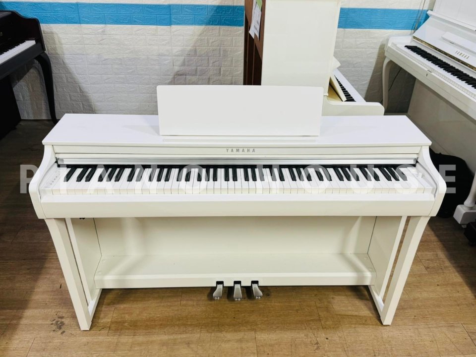 Cận cảnh YAMAHA CLP-825 WH tại Piano House