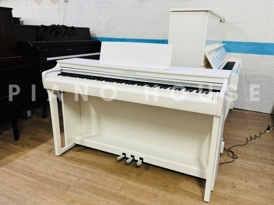 YAMAHA CLP-825 WH - Góc nhìn thực tế 6