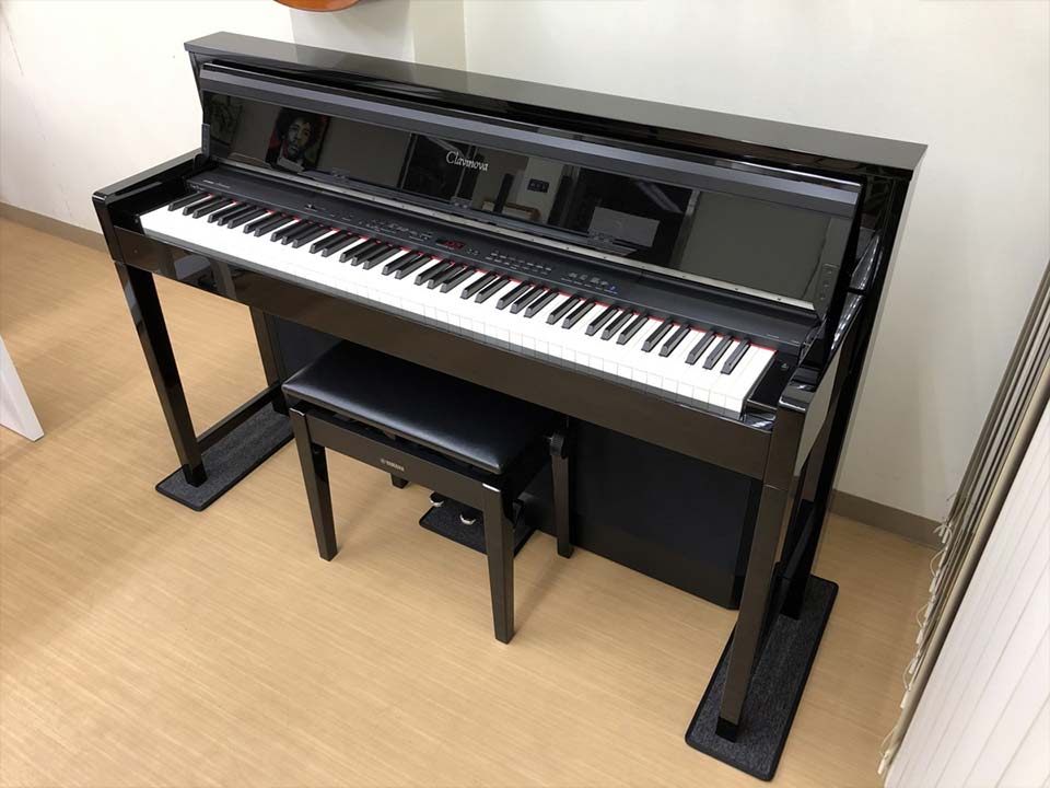 Đàn piano điện YAMAHA CLP-S306 PE màu đen bóng đặt trong phòng khách hiện đại