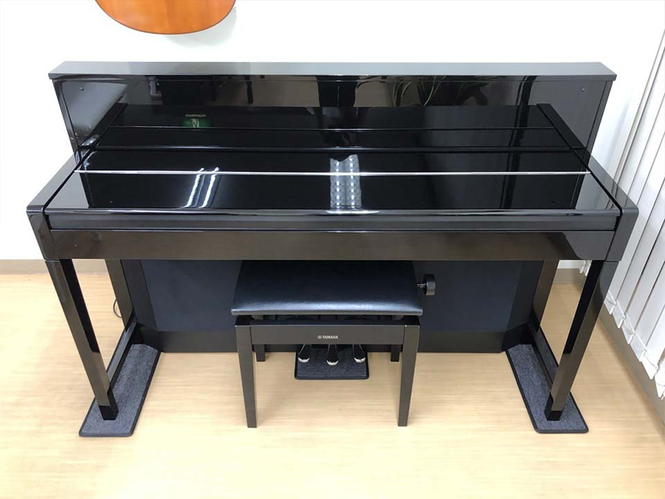 Góc nghiêng thiết kế thanh lịch của YAMAHA CLP-S308 PE