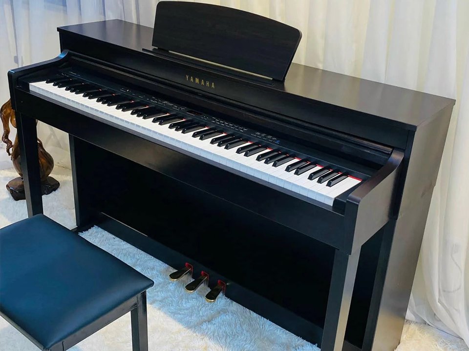 Toàn cảnh đàn YAMAHA SCLP-430 trong không gian phòng khách