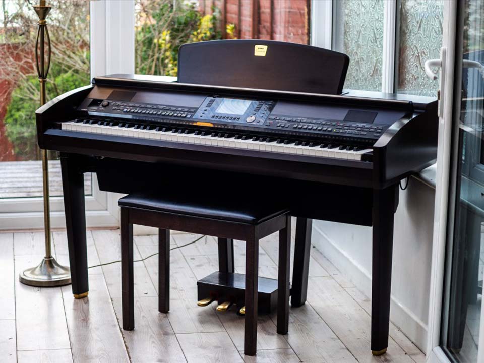 Đàn piano điện Yamaha CVP-405 R tổng thể tại showroom Piano House