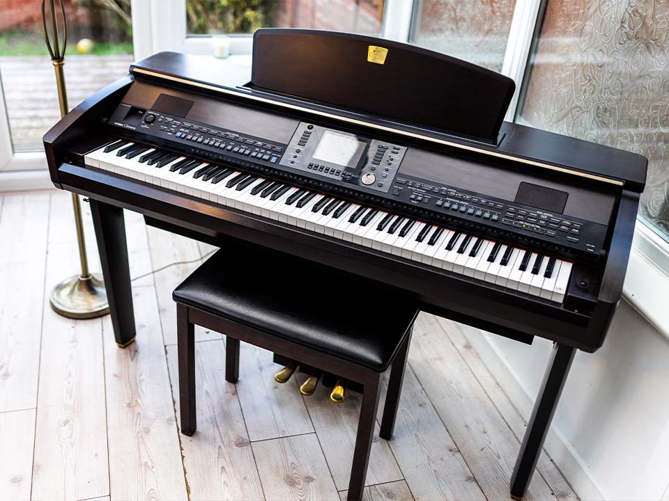 Màn hình LCD và bảng điều khiển đàn piano điện Yamaha CVP-405 R