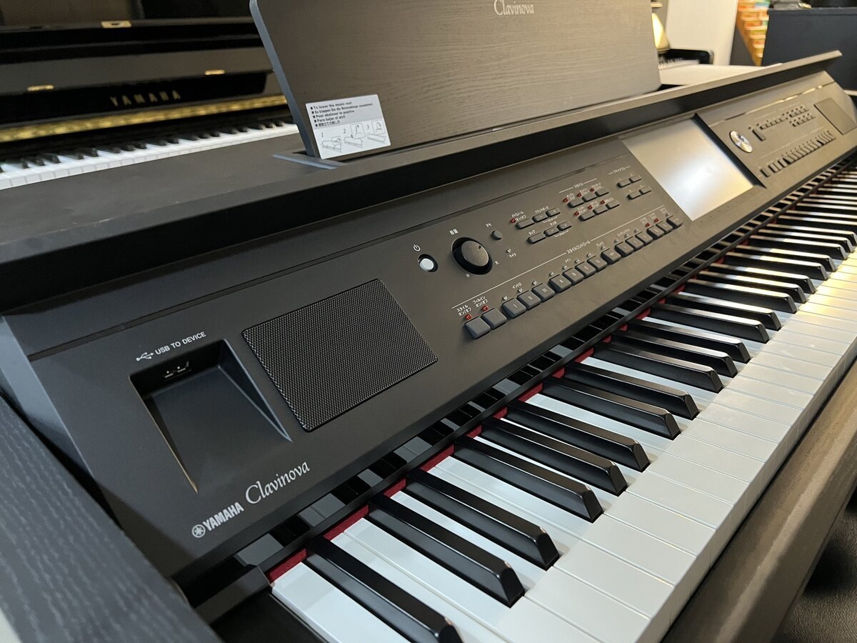 Hệ thống loa và cổng kết nối đa dạng trên YAMAHA CVP-709 B