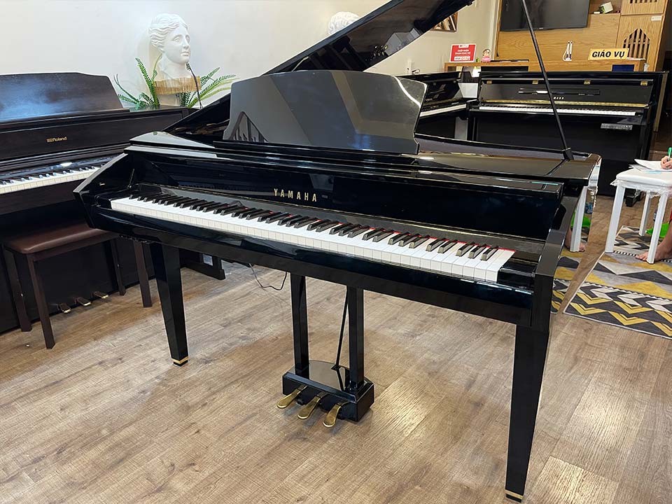 Góc nhìn tổng thể đàn piano điện YAMAHA DGP7 trong không gian phòng khách