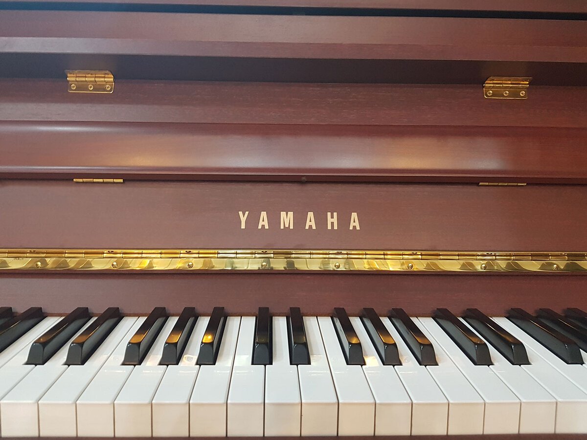 Cận cảnh bàn phím gỗ và giá nhạc của YAMAHA DUP-7