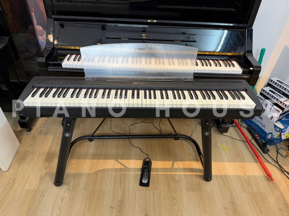 Góc chụp cận cảnh bàn phím 88 phím của đàn piano điện YAMAHA P-95