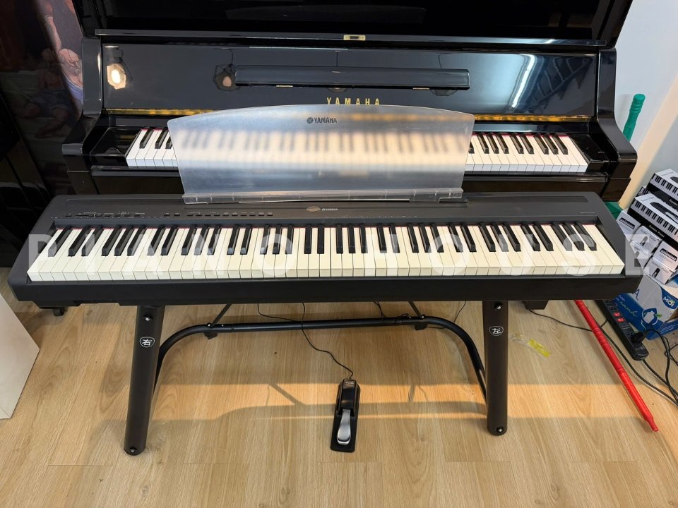 Mặt sau của đàn piano điện YAMAHA P-95 với các cổng kết nối