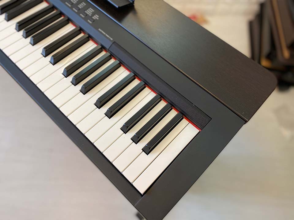 Góc nghiêng thể hiện độ mỏng của YAMAHA P-140