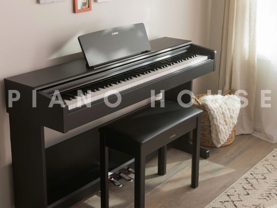Góc nhìn tổng thể YAMAHA YDP-105 B màu đen sang trọng
