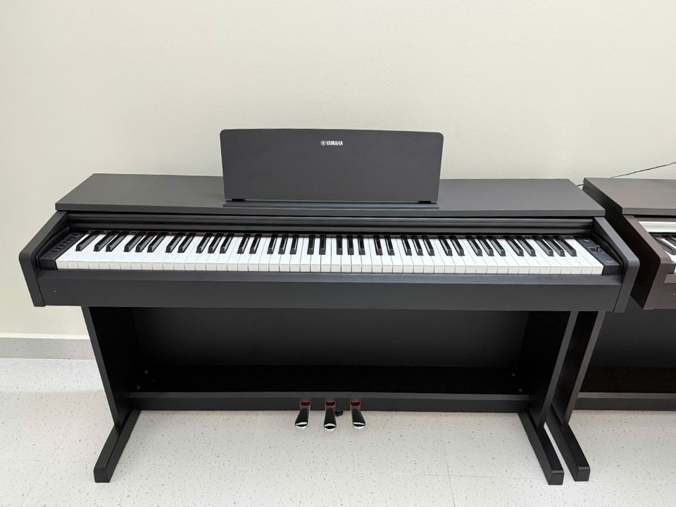 YAMAHA YDP-142 B thiết kế upright đen sang trọng